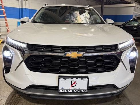 Certified 2025 Chevrolet Trax LT w/ LT Convenience Package FWD image 5