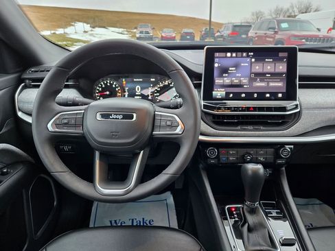 Used 2023 Jeep Compass Latitude w/ Mopar Graphics Package image 18