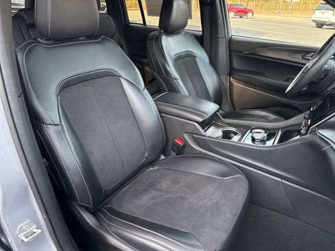 Used 2024 Jeep Grand Cherokee Altitude image 28