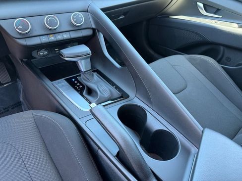 Used 2025 Hyundai Elantra SE FWD image 18