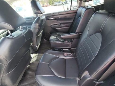 Used 2023 Toyota Highlander XLE image 7
