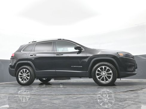 Used 2019 Jeep Cherokee Latitude Plus w/ Cold Weather Group AWD/4WD image 39