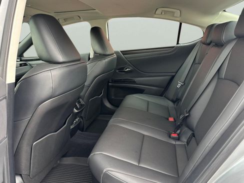 Used 2025 Lexus ES 300h w/ Premium Package image 5