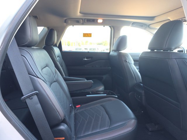 Used 2022 Nissan Pathfinder Platinum w/ Lighting Package (N92) FWD image 8