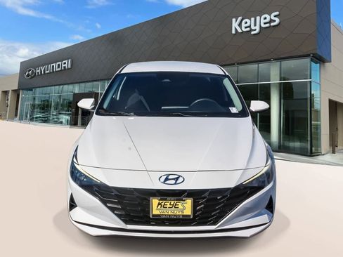 Used 2021 Hyundai Elantra SE image 2