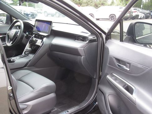 Certified 2024 Toyota Venza XLE AWD/4WD image 17