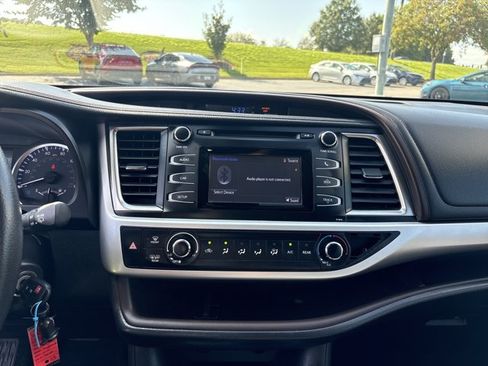 Used 2019 Toyota Highlander LE AWD/4WD image 14
