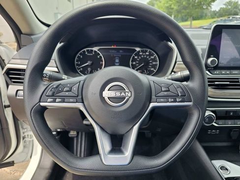 Used 2025 Nissan Altima 2.5 SV FWD image 17