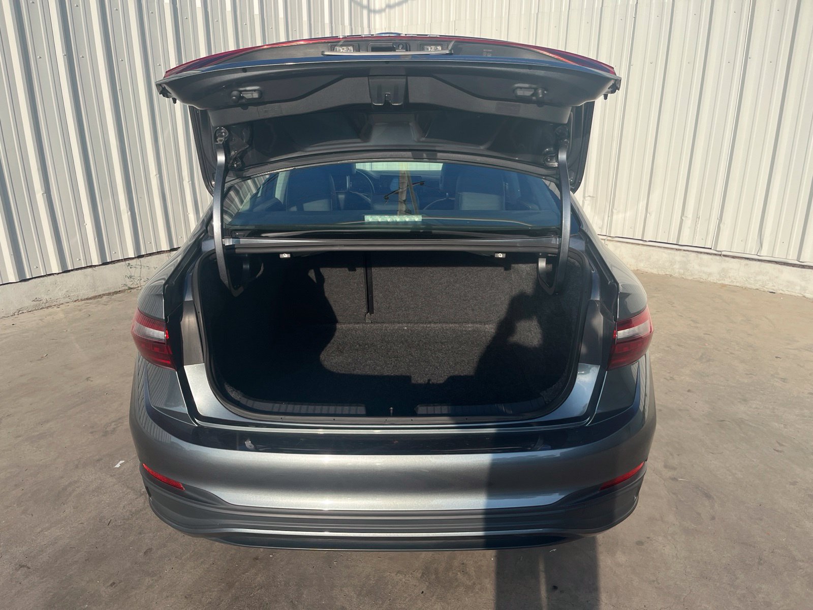 Used 2025 Volkswagen Jetta SE FWD image 8
