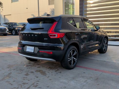 Used 2025 Volvo XC40 B5 Core image 9
