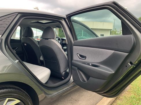 New 2025 Hyundai Elantra Limited image 25