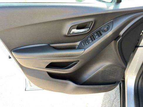 Used 2022 Chevrolet Trax LT w/ LT Convenience Package image 14