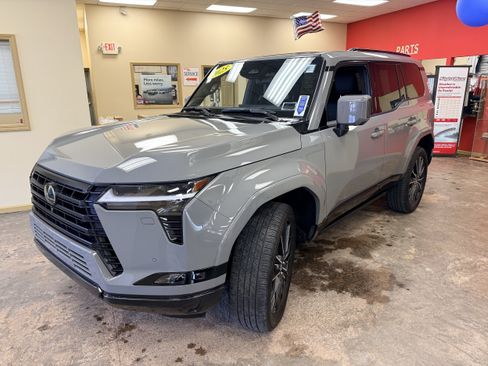 Used 2025 Lexus GX 550 w/ Accessory Package (2T) AWD/4WD image 3