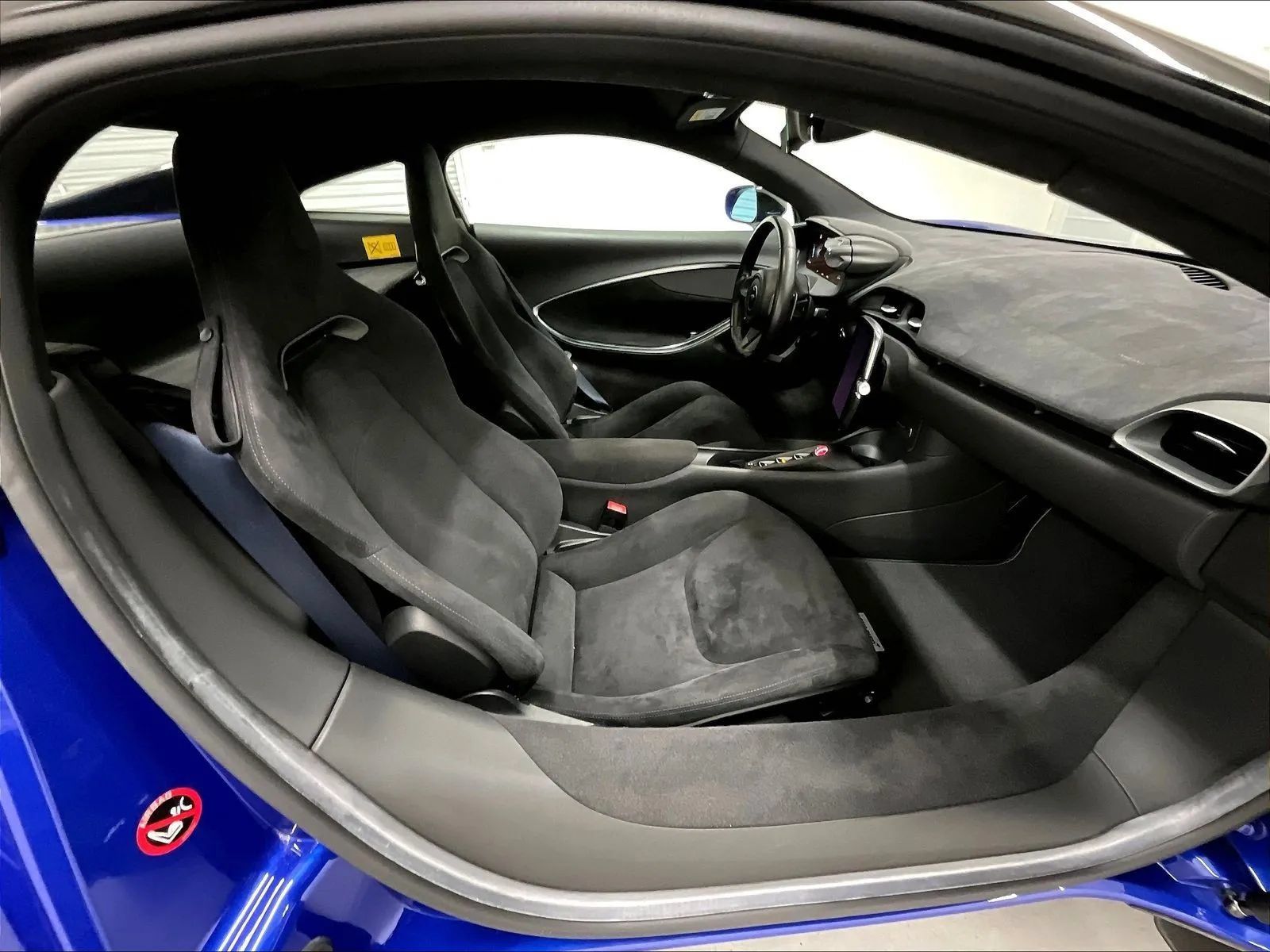 Used 2023 McLaren Artura RWD image 13