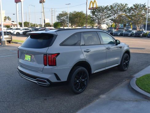 Used 2023 Kia Sorento SX AWD/4WD image 13