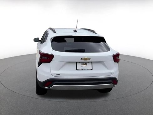 Used 2025 Chevrolet Trax LT FWD image 12