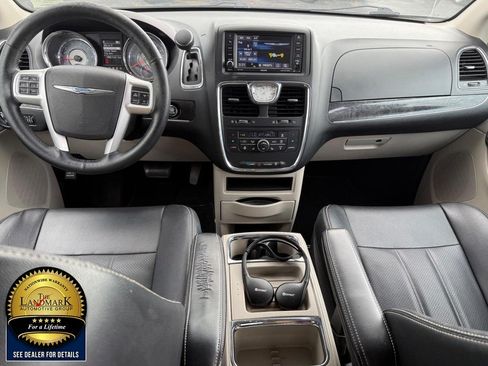 Used 2015 Chrysler Town & Country Touring-L w/ Driver Convenience Group FWD image 18