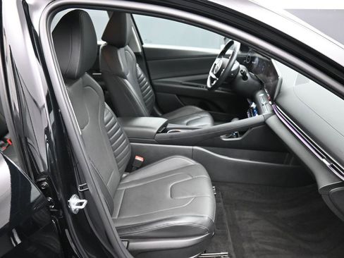 Certified 2023 Hyundai Elantra Limited w/ Preferred Accessory Package image 25