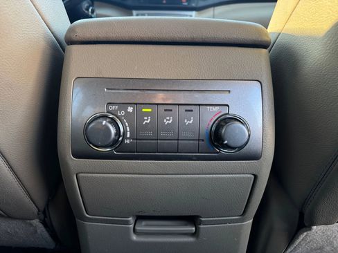 Used 2011 Toyota Highlander SE w/ Tow Pkg image 15