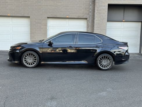 Used 2018 Toyota Camry LE image 2