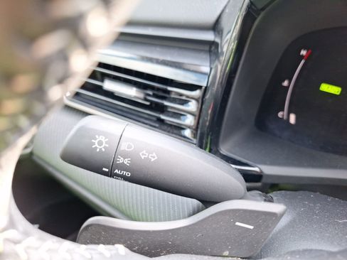 Used 2025 Toyota Camry SE w/ Convenience Package image 23