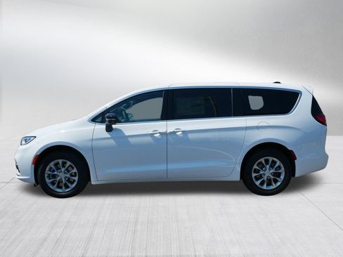 New 2026 Chrysler Pacifica Select image 4
