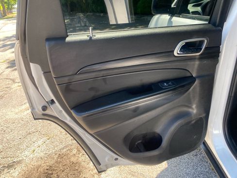 Used 2019 Jeep Grand Cherokee Laredo AWD/4WD image 19