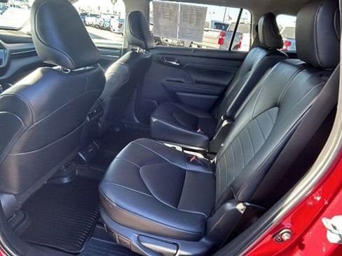 Used 2024 Toyota Highlander XLE image 15