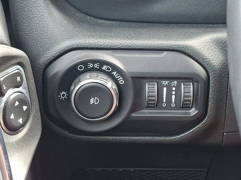 Used 2018 Jeep Wrangler Unlimited Sahara AWD/4WD image 25