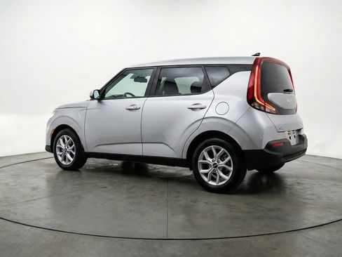 Used 2025 Kia Soul LX w/ LX Technology Package FWD image 6