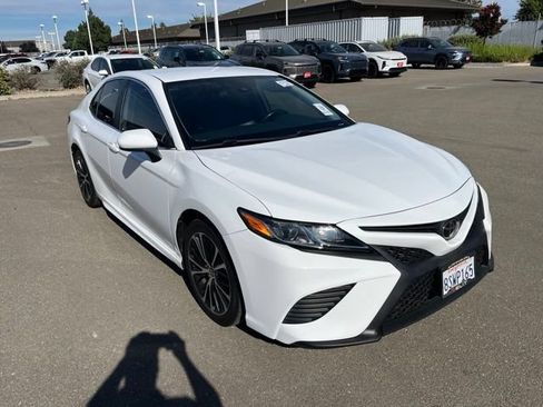 Used 2020 Toyota Camry SE w/ Carpet Mat Package FWD image 2