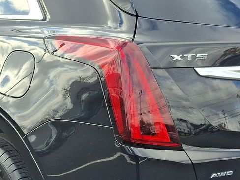 Certified 2021 Cadillac XT5 Premium Luxury image 11