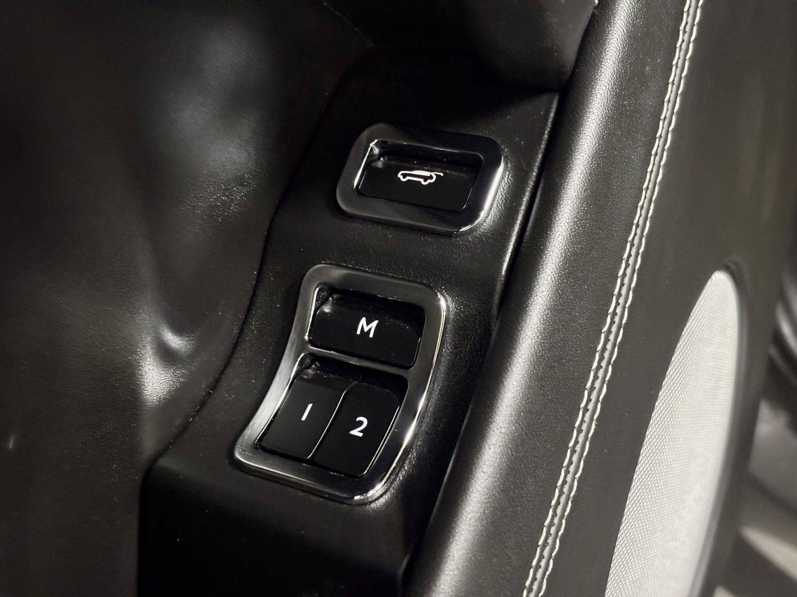 Used 2018 Bentley Bentayga AWD/4WD image 16