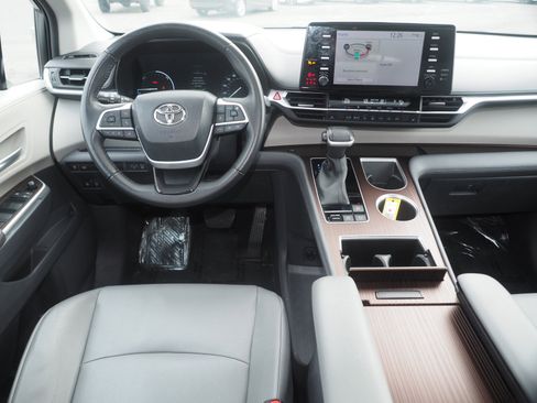 Used 2023 Toyota Sienna XLE image 15
