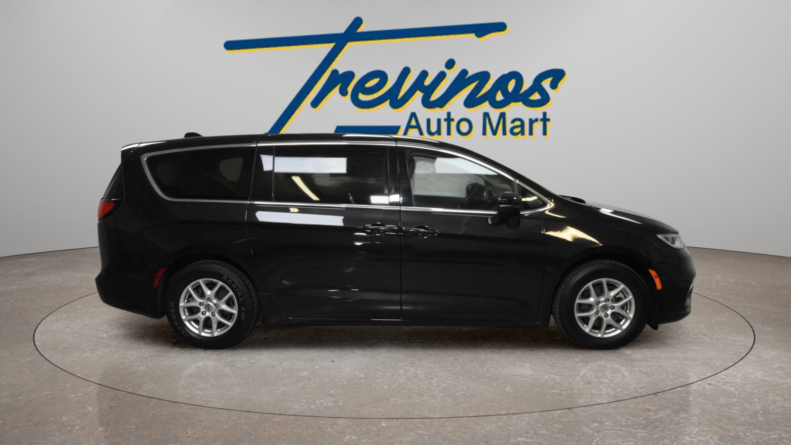 Used 2023 Chrysler Pacifica Touring-L FWD image 5