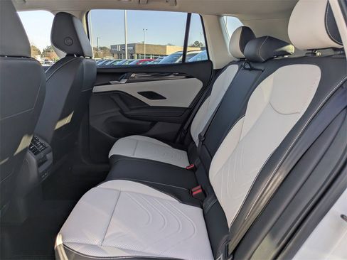 New 2025 Volkswagen Tiguan SE image 14