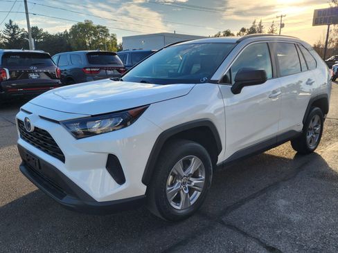 Used 2022 Toyota RAV4 LE image 4