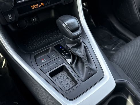 Used 2019 Toyota RAV4 LE w/ Carpet Mat Package image 20