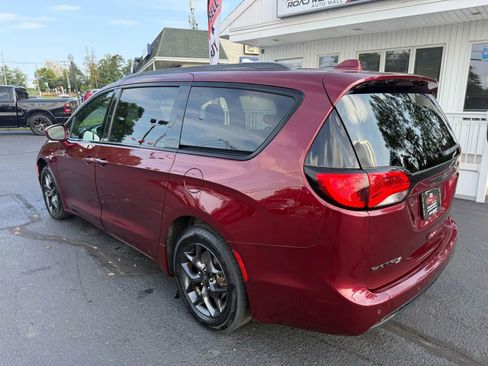 Used 2018 Chrysler Pacifica Touring-L w/ Premium Audio Group image 9