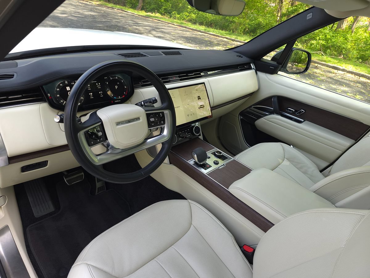 Used 2023 Land Rover Range Rover SE AWD/4WD image 2