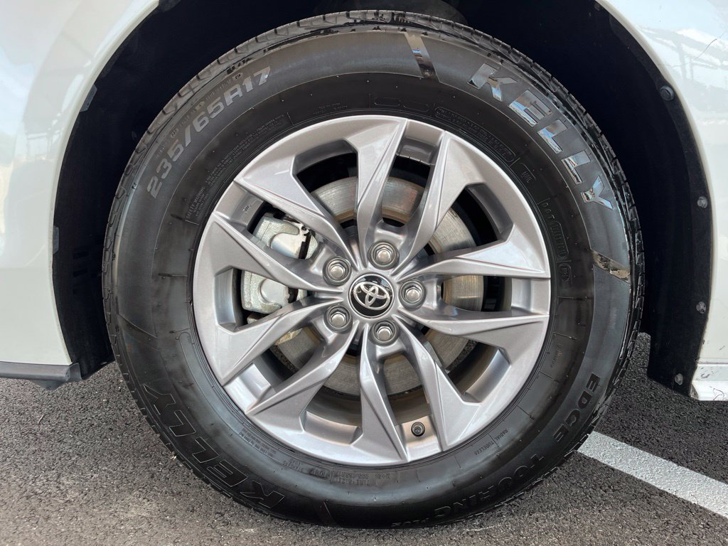 Used 2025 Toyota Sienna XLE FWD image 12