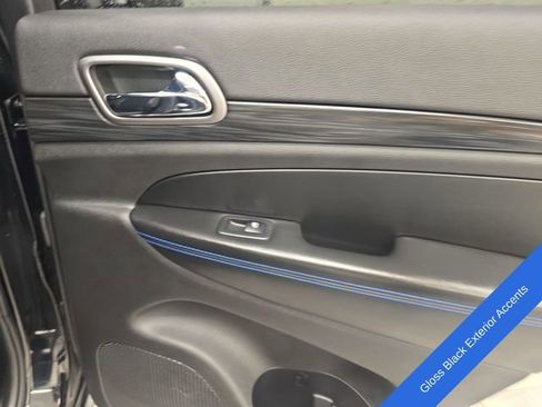 Used 2019 Jeep Grand Cherokee Laredo AWD/4WD image 15