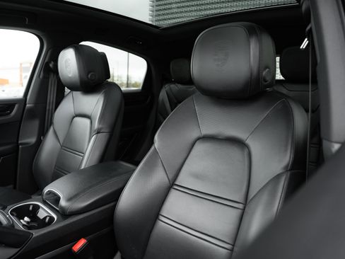 Used 2021 Porsche Cayenne Coupe image 24