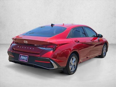 Used 2025 Hyundai Elantra SE FWD image 5