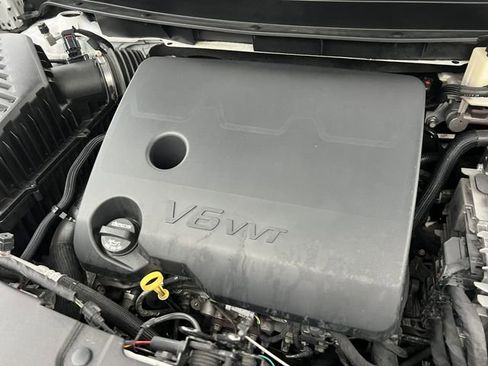 Used 2021 Chevrolet Traverse LT image 35