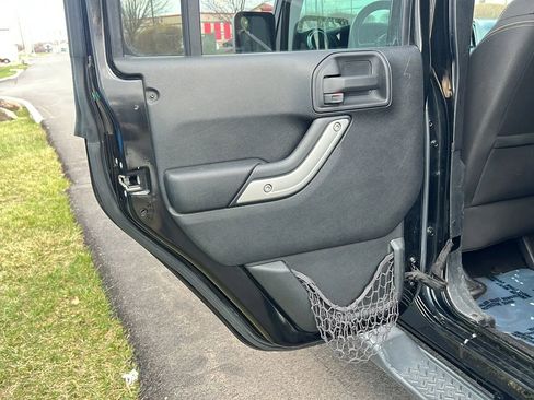 Used 2016 Jeep Wrangler Unlimited Sahara AWD/4WD image 11