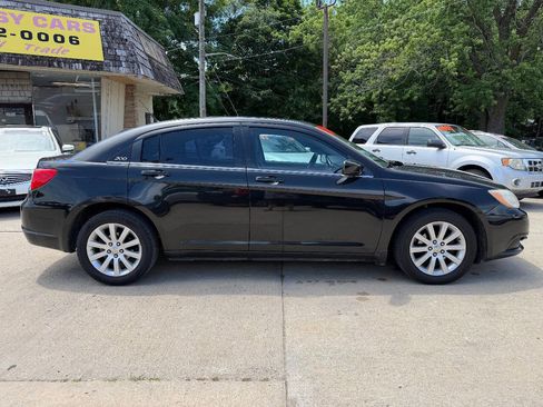 Used 2011 Chrysler 200 Touring FWD image 8