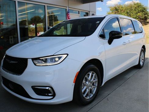 New 2026 Chrysler Pacifica Select image 5