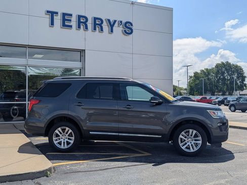 Used 2018 Ford Explorer XLT w/ Equipment Group 201A AWD/4WD image 2