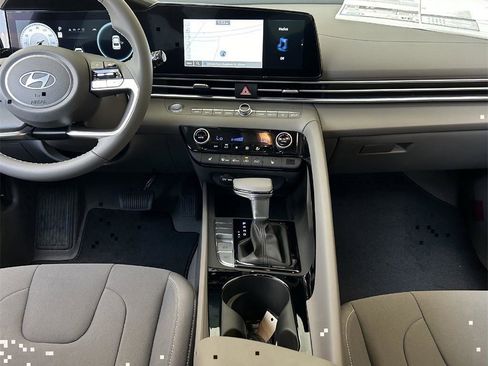 Used 2024 Hyundai Elantra SEL w/ Convenience Package image 3
